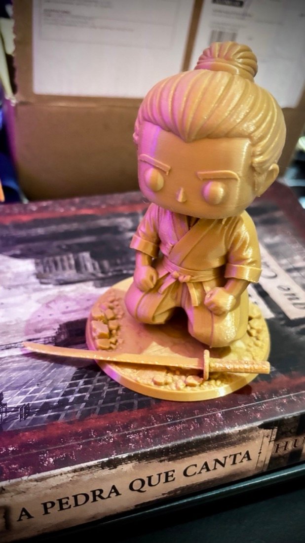 POP Figure do Okano, personagem de A Pedra que Canta, impresso em 3D em PLA dourado